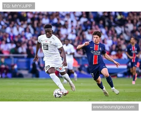 里尔主场4比2战胜巴黎FC重返前四吉鲁双响热贝尔进球助力胜利